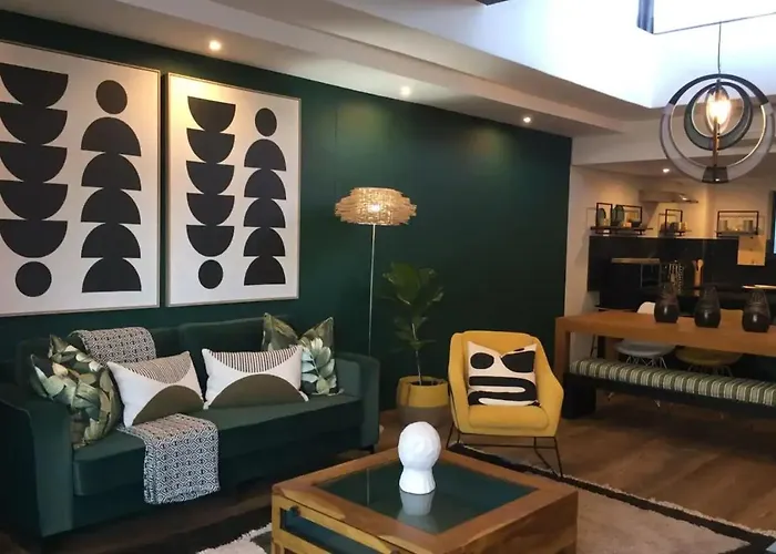 Stylish 2 Bedroom Apartment In Cape Town With Stunning Views
